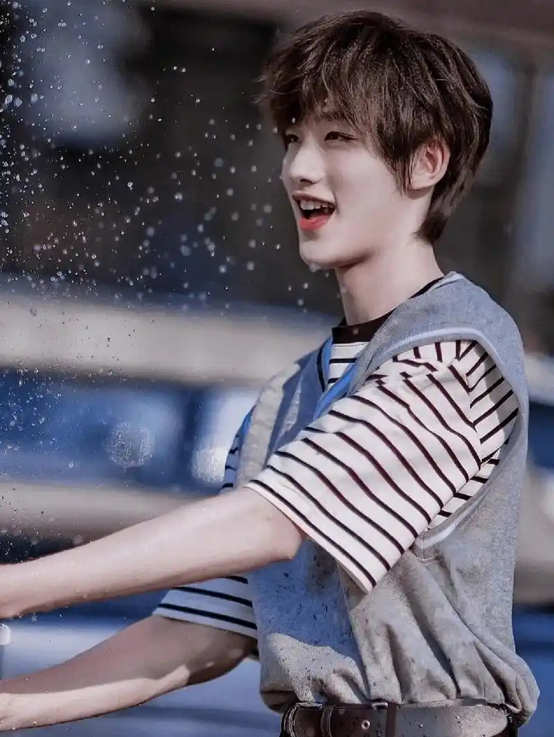 丁程鑫神图(真的绝了)   迫不及待的分享一波小丁 真帅啊,爱了爱了 谁