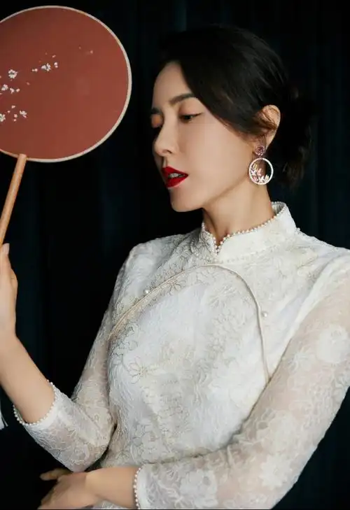 曾黎穿白色旗袍古典气质绝佳身材凹凸有致