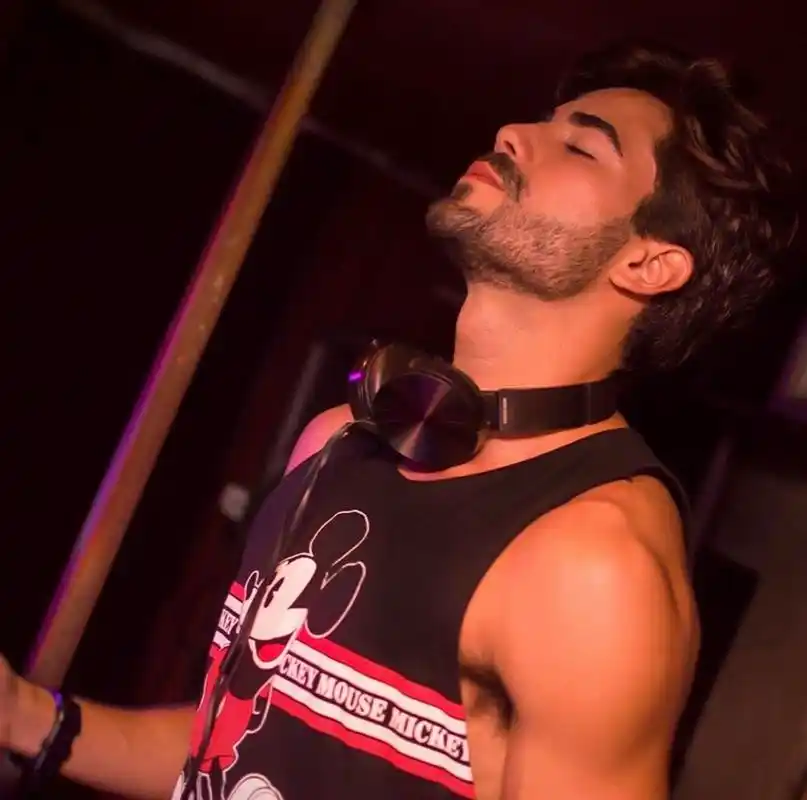 原创白天平面男模夜晚酒吧dj能唱能跳这位男模我真的可以