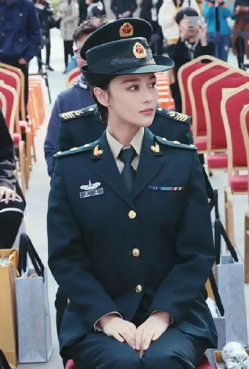 张馨予超话短发小张穿上军装英姿飒爽,干练帅气,仿佛又回到了#张馨予