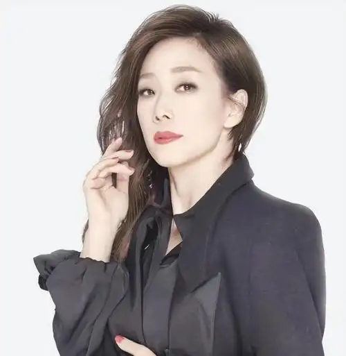 林忆莲《铿锵玫瑰》彩排照无滤镜,发福认不出,网友:天后变天厚