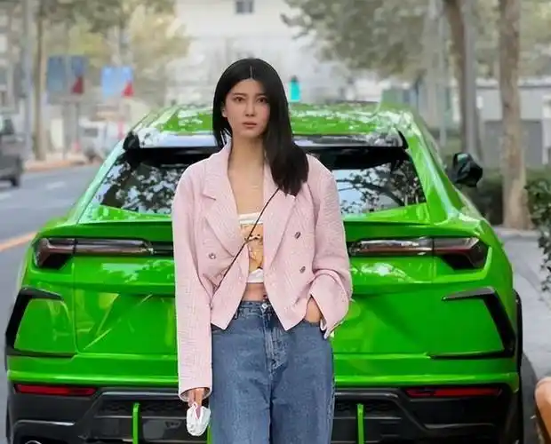 cba刘晓宇前女友!穿豹纹短裙坐船出游,颜值气质太好被大爷围观