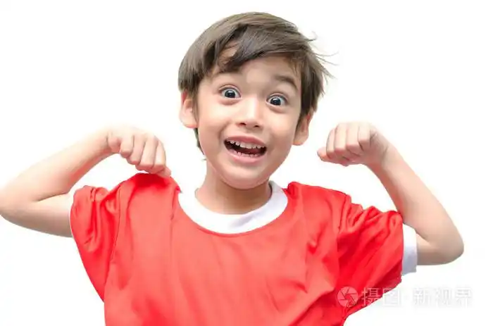 小男孩在白色背景上显示他的肌肉