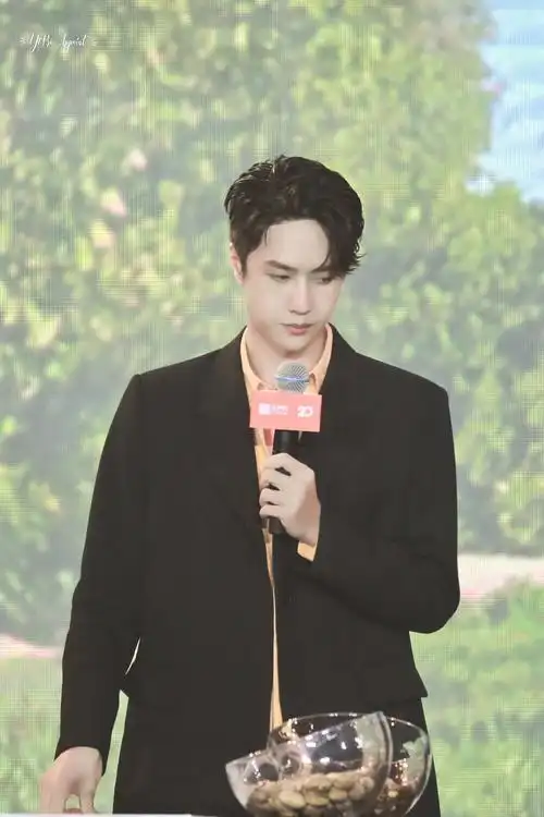 200927来伊份品牌活动uniq王一博生图未修crlogo