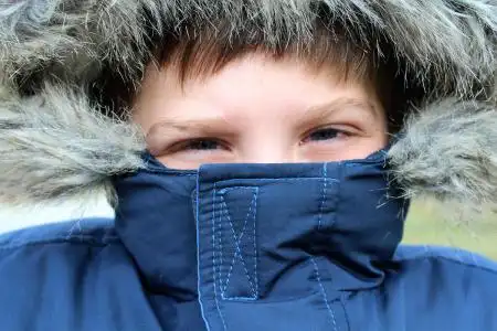 求一张图片,一个穿蓝衣服的小男孩,手插口袋,下面露出小鸡鸡