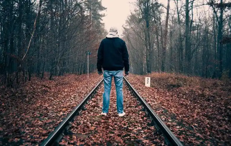 孤单,发光,沉思