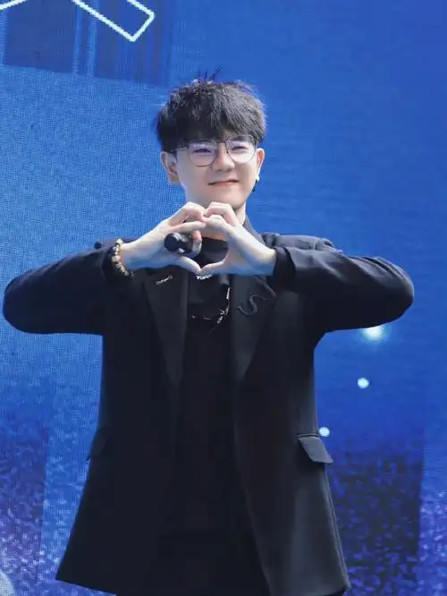 纠结选哪一个好呢都是正经人家的正经男孩子家人们帮忙选一个吧#羊仔