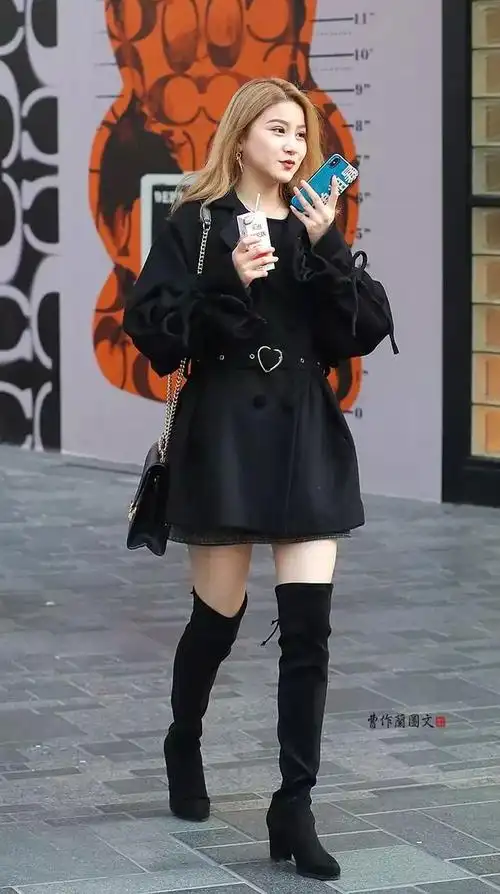 2.一身黑加黑色过膝软靴,特别优雅.