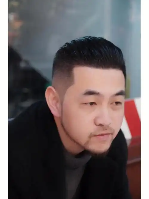 这种两侧铲短的背头可以说是当下比较火爆的979797两侧头发做