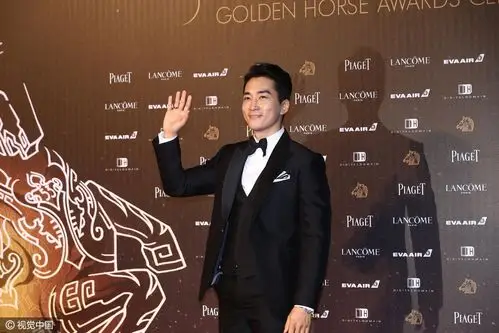 宋承宪亮相53届台湾金马奖红毯 黑色西装帅气迷人