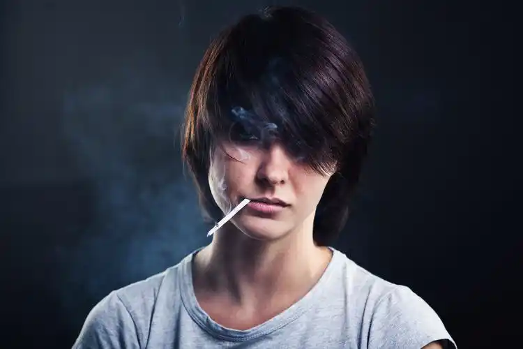 人物美女模特抽烟womenmodelsmoking壁纸图片