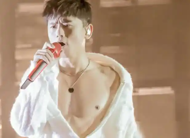 张杰刚晒出胸肌照谢娜就飙腹肌私照报复网友张杰不管