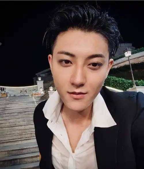 黄子韬ins晒素颜照用英语向粉丝问候早安韩忠粉帅气依旧