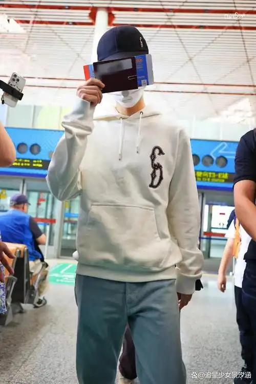 王俊凯出发前往巴黎时装周,机场白卫衣牛仔裤清爽少年感!