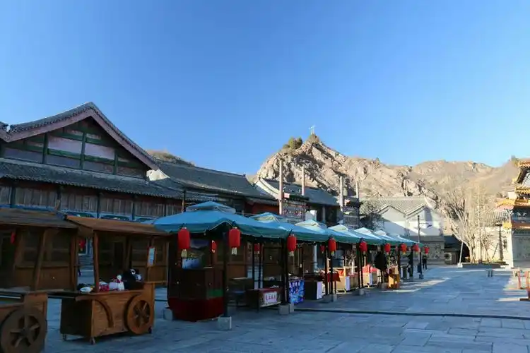 【携程攻略】古北水镇日月岛广场景点,在日月岛广场演出京剧,三弦,杂