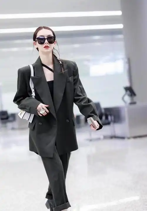 戚薇身穿西服套装,干练大气,魅力十足