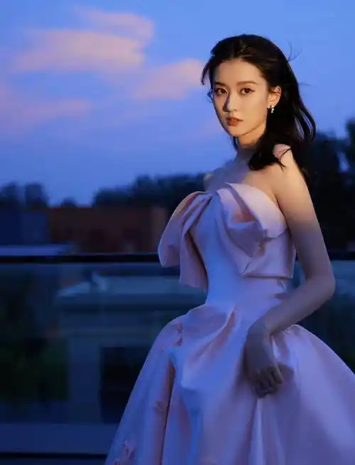 女星乔欣时尚写真:姣美玲珑,眉清目秀