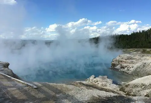 沸腾的水汽径直上冒,到处弥漫着水汽中裹挟的硫磺味,此类现象在黄石实