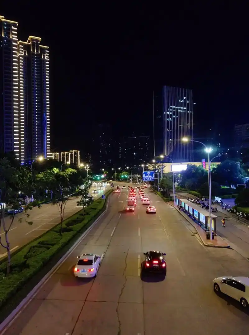 漳州的夜景万达天桥下的风景