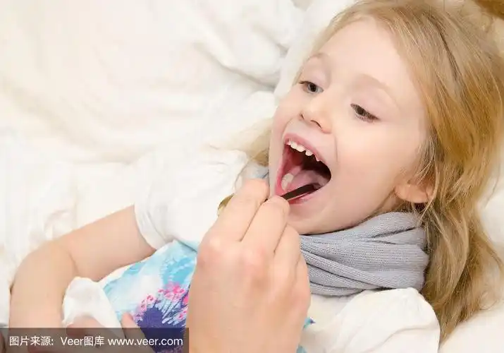 儿科医生检查小女孩的喉咙