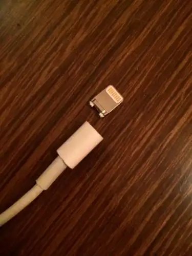 iphone5s的充电线头断了,可以用什么胶水粘回去吗?