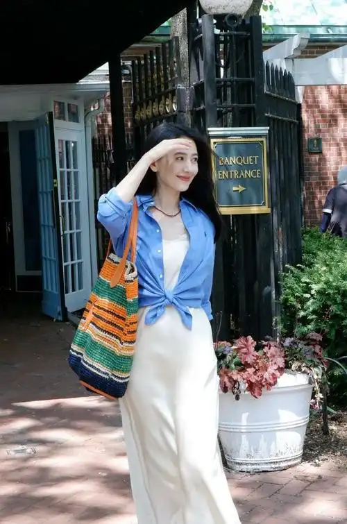 高圆圆夏日随拍,衬衫长裙小白鞋,浅笑嫣然,永远都那么舒服自然