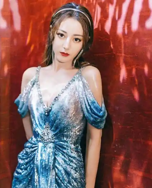 迪丽热巴这身材绝了,礼服合集美得让人窒息!