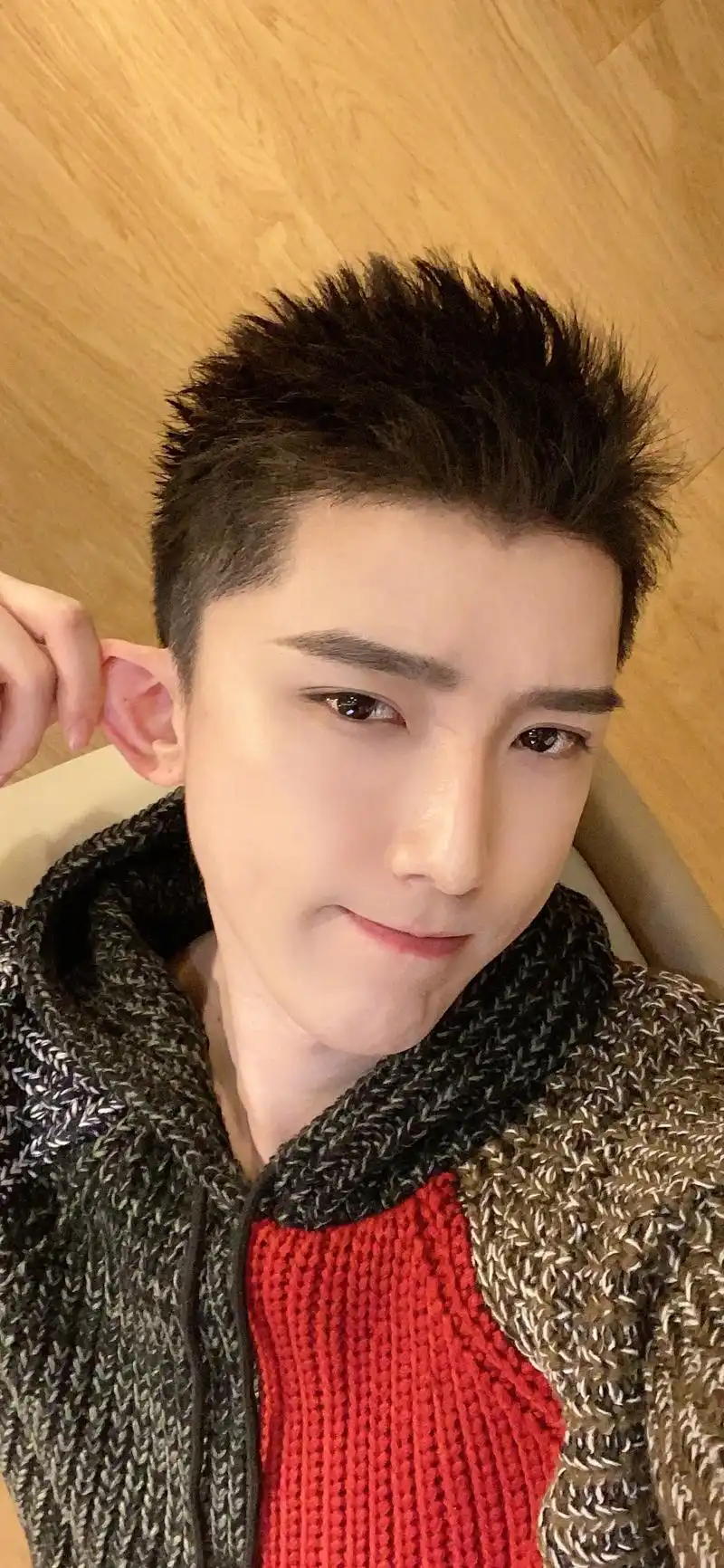 发际线太低and短发冻脑门儿怎么办?  今晚在线求解