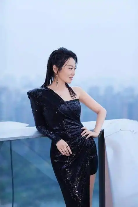 闫妮素颜认不出!53岁皮肤蜡黄眼皮肿胀皱纹深,这完全就是两个人