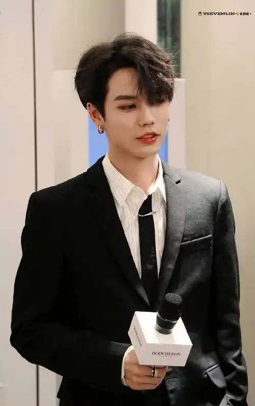 内娱顶级西装暴徒#林彦俊白 黑西装合集白西装,优雅的像王子;黑西装