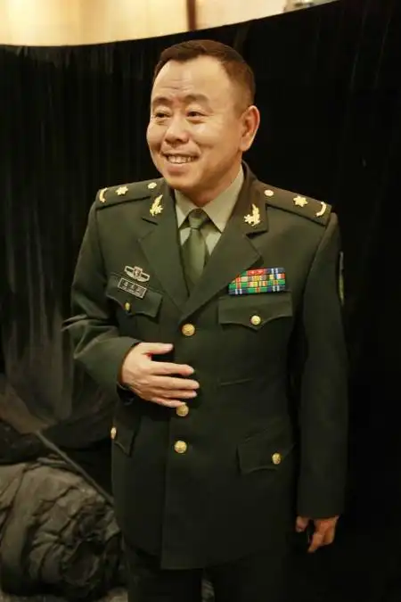 潘长江军人形象潘长江玩电脑新浪娱乐讯 由公安部金盾,香港银都机构