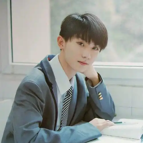 马嘉祺校园风干净阳光的帅气学长,校服领带杀更加让人心动@时代少年团