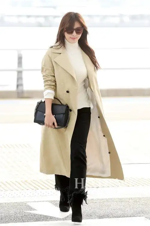 最新韩国女明星街拍:长大衣裹上身出街凹造型