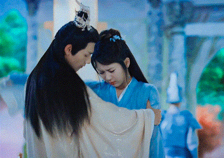 罗云熙瘦弱的身材抱起杨紫时,观众们的对爱情的向往被点燃,因为他的