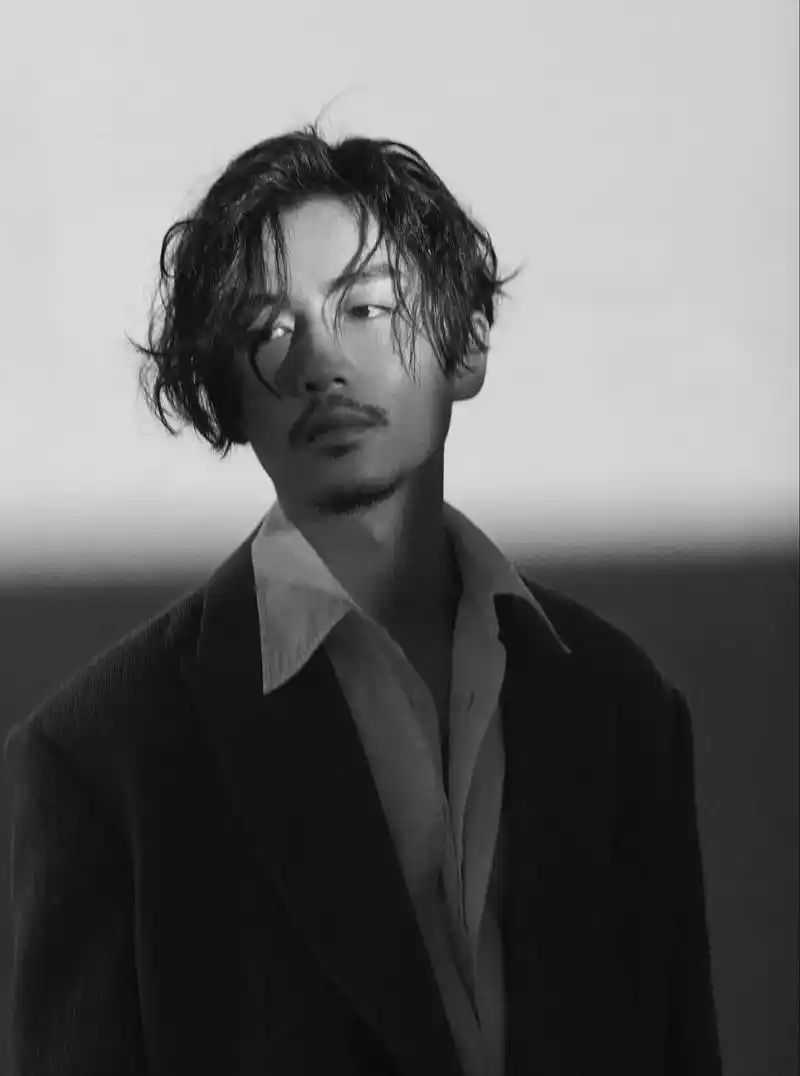 陈晓的小胡子加发型,配上那有故事的眼睛,让人完全失去抵抗力.