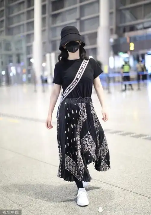 谢娜匆忙现身机场渔夫帽口罩遮面大步流星