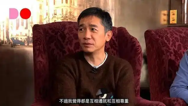 梁朝伟在德国和路人合影满头白发的他这一次笑得很开心