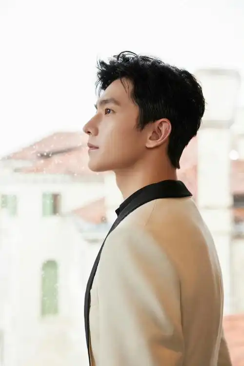 杨洋白西服撑伞大片,真的好贵气啊!