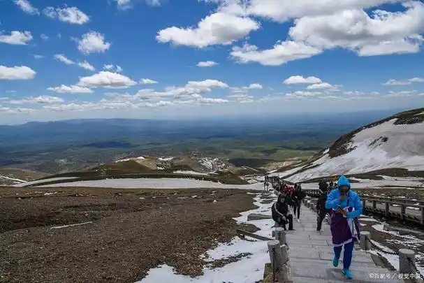 长白山是吉林省最著名的旅游景点之一,这座山脉被誉为"东北第一山",有
