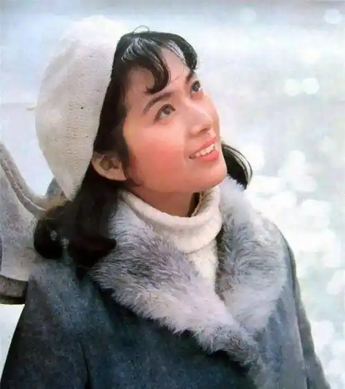 龚雪已经67岁了,但她依旧美丽大方,穿搭也非常的时髦,而这组老照片