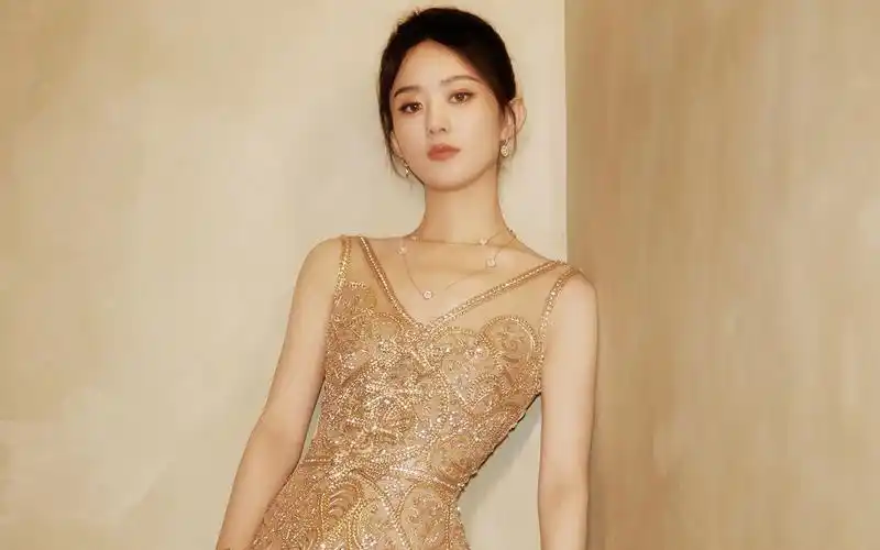 赵丽颖出发白玉兰红毯,金色礼服花苞盘发好隆重,造型疑暗藏玄机