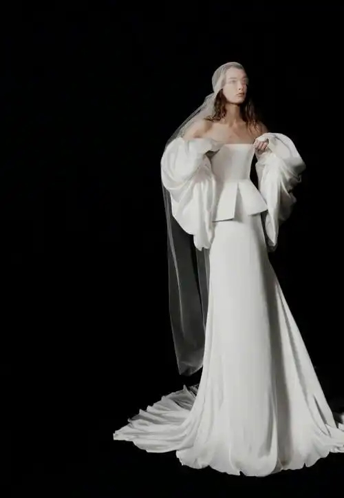 极简风的婚纱最好穿王薇薇虽然已经72岁了,但是整个