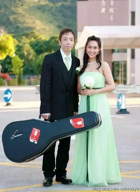 2013年1月28日朱茵透露女儿取名为黄莺而之前,黄贯中透露:信教多年的