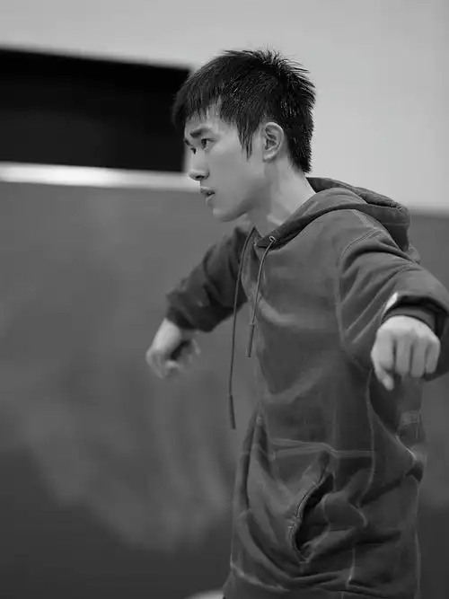 易烊千玺穿卫衣练舞舞房挥洒汗水超努力