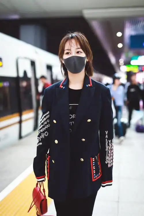 原创杨紫又穿西装走机场,换个搭配最少显瘦10斤,踩高跟鞋气场开挂