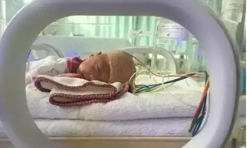 37周内出生的"早产儿",需要进保温箱,保温箱到底有哪些功能