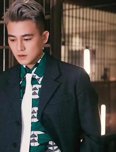 欧豪大改发型与发色搭配西装,霸道总裁风满满,这是出来炸街了