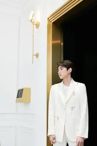 王源白色西装帅气写真