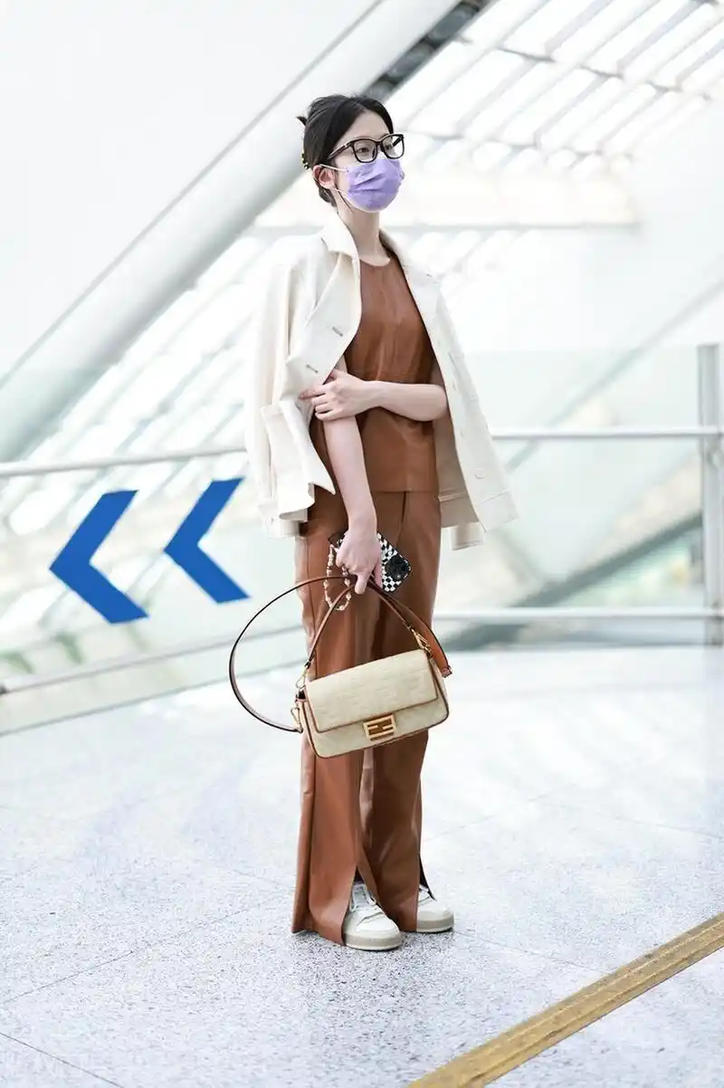 乔欣机场街拍,白色西装搭配棕色套装,芬迪法棍包率性十足!
