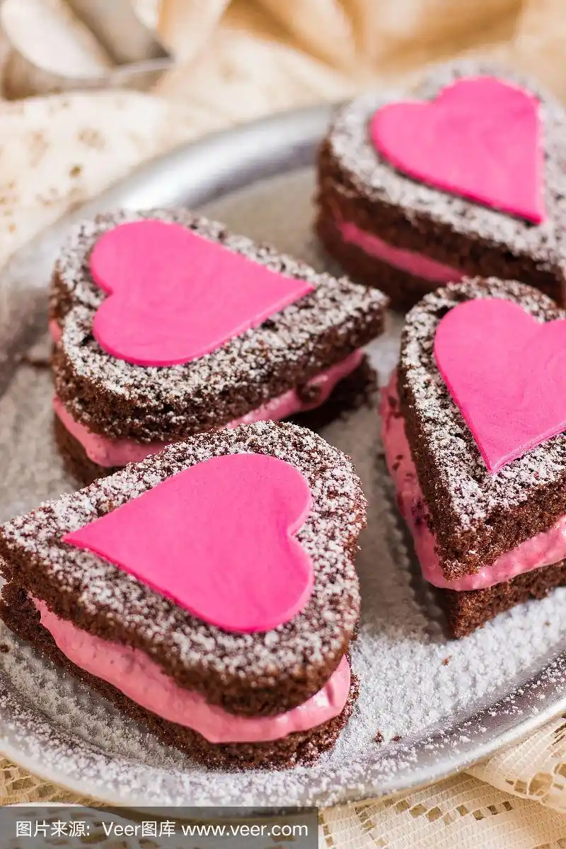 迷你爱心裸巧克力蛋糕